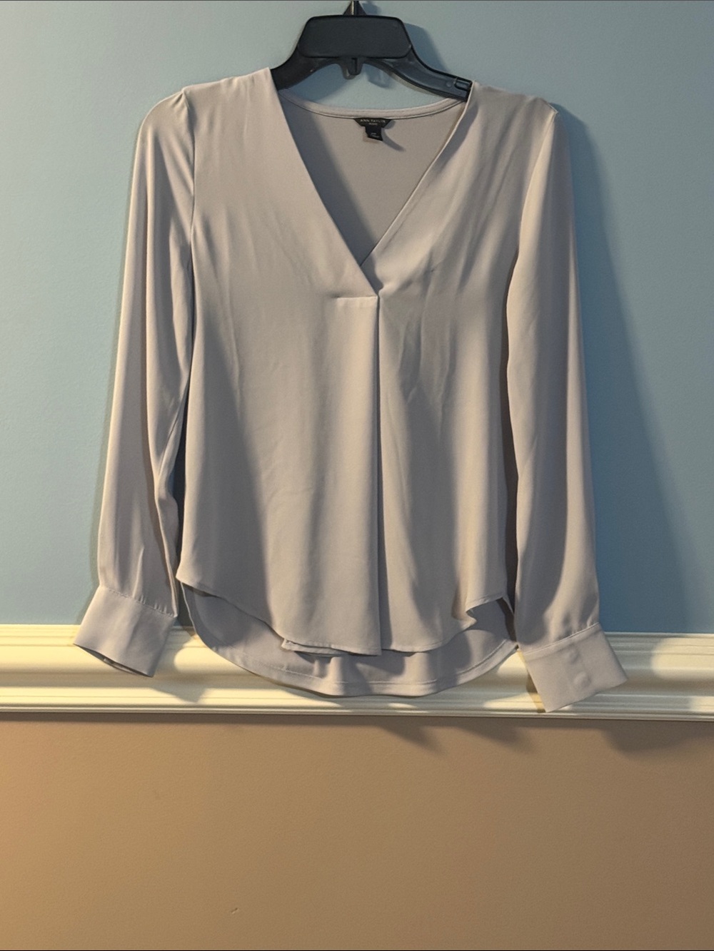 Ann Taylor Pale Gray V-Neck Long Sleeve Blouse size XS petite